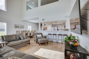 Gorgeous Lakefront Townhome with Pool Access and Views